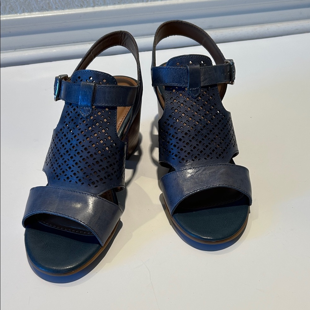 Comfortiva Women’s Soft Blue Perforated Sandals. Size 8.5